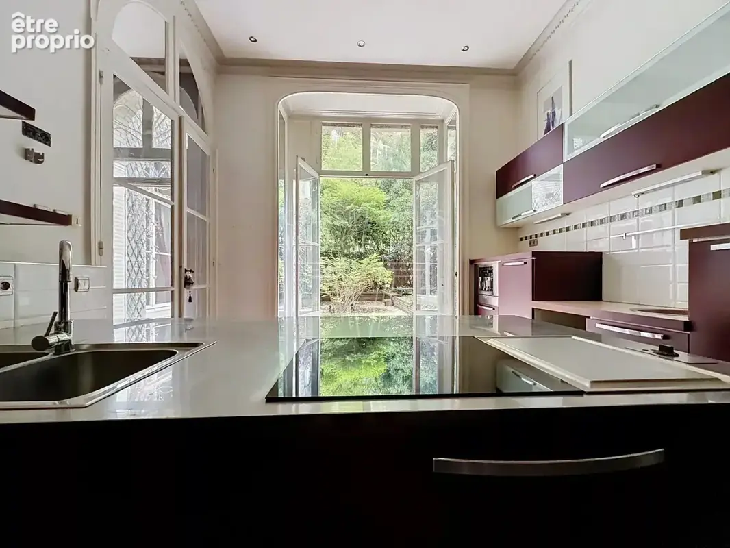 Place victor hugo/boissiere. appartement aux superbes volumes - photo 9