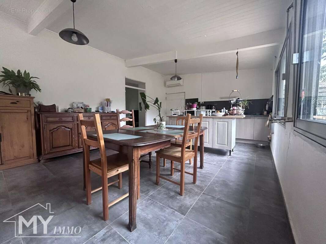 MASSUGAS : Maison de plain-pied avec double garage - photo 3
