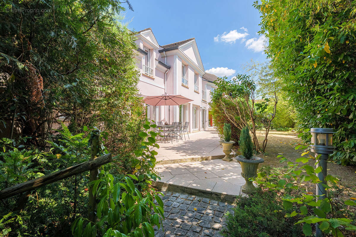 Grande maison familiale de 291 m²  - 5 chambres - Terrain arboré de 756 m² - Sans vis à vis - photo 17
