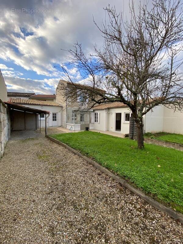 Maison à MAGNAC-SUR-TOUVRE