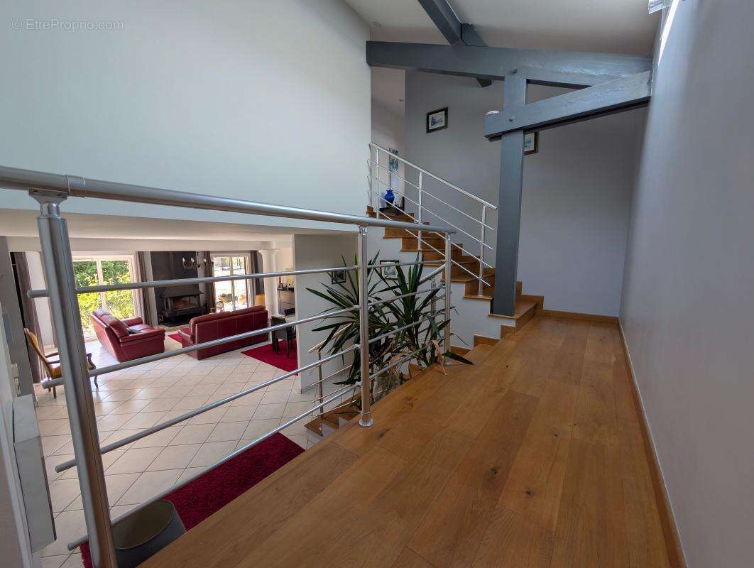 À moins de 10 minutes du centre-ville d'Aix-les-Bains – A vendre belle maison individuelle aux volumes généreux, idéale pour une - photo 10