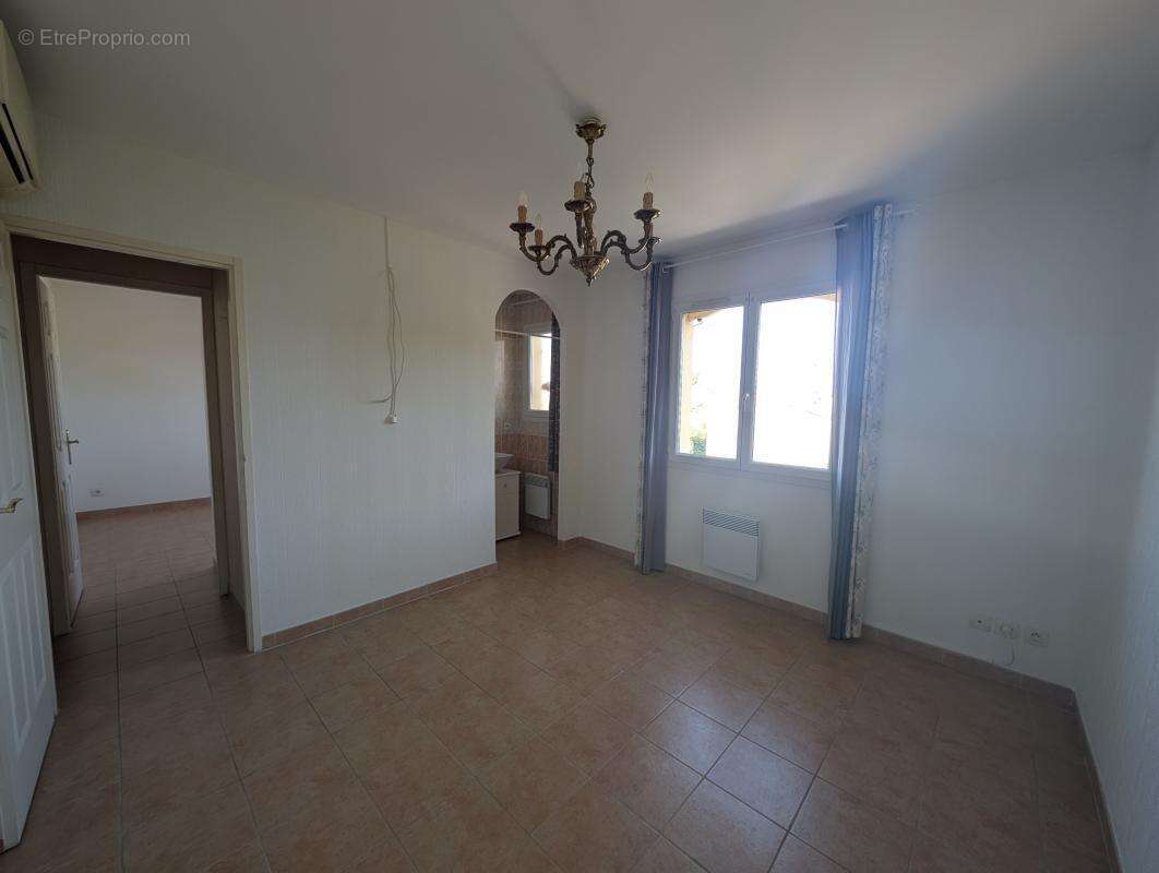 ROUJAN – Villa 4 chambres en parfait état - photo 13