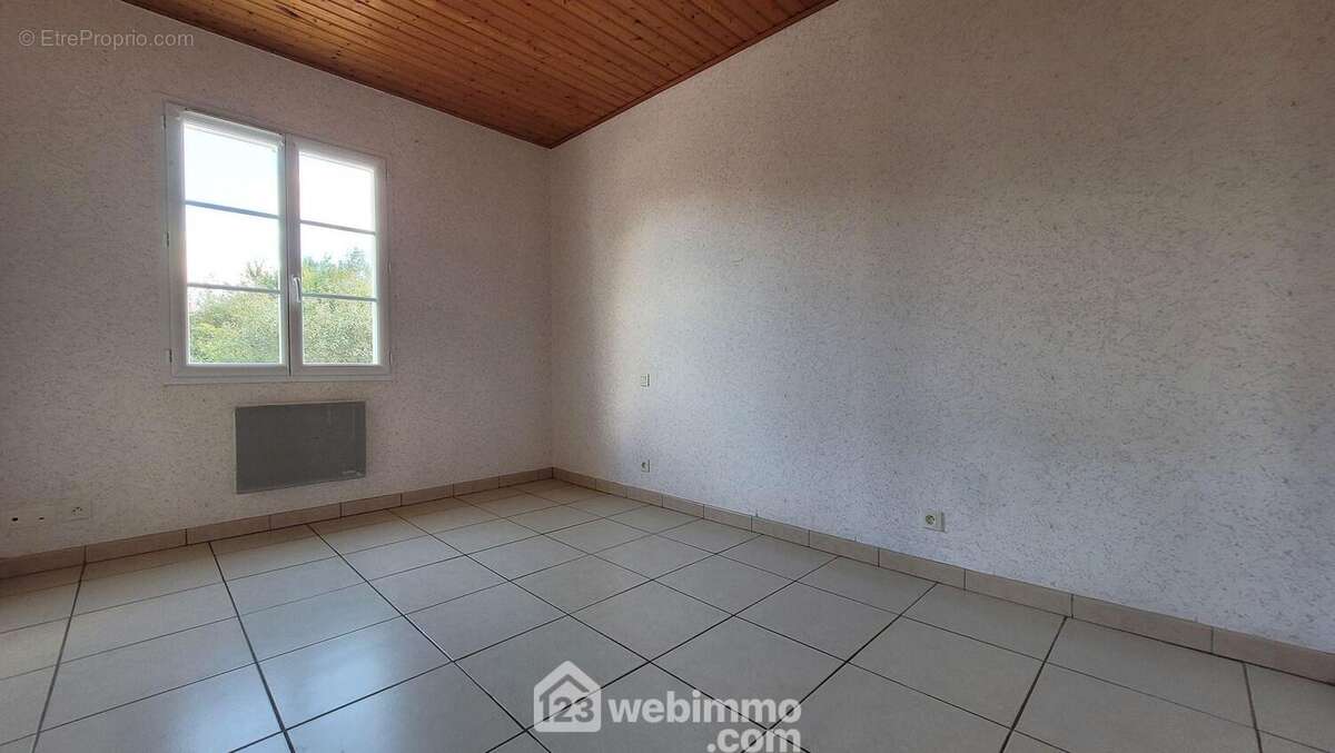 La seconde chambre 10,22m² - Maison à LE BERNARD