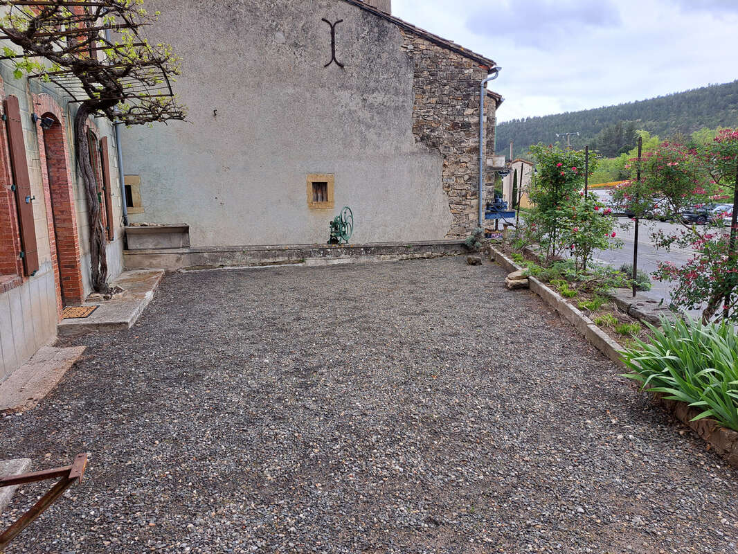 Grande maison familiale avec jardin, garage et dépendances - photo 7