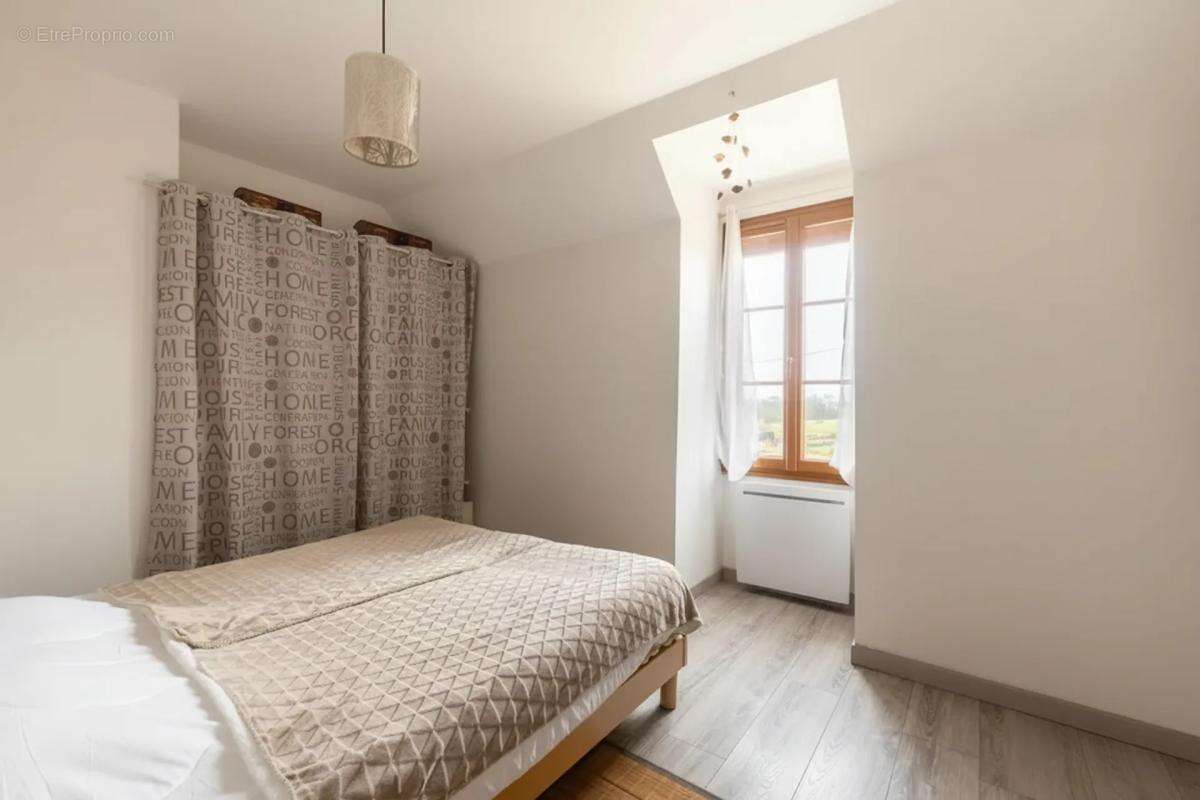 Maison à MONTJAVOULT