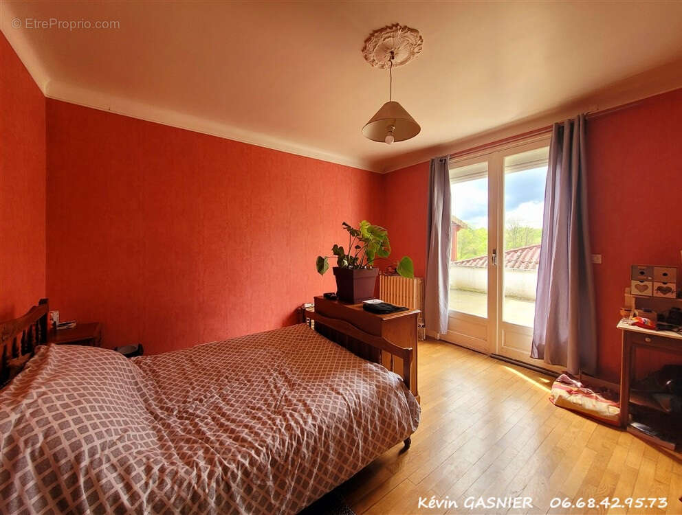 Maison à LES SALLES-LAVAUGUYON