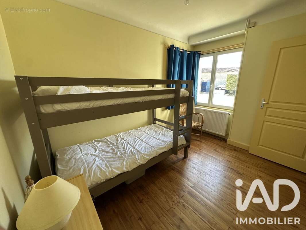 Maison 259 m² à Villiers-Couture  - photo 8