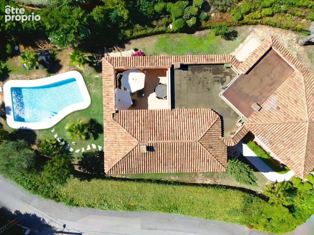 Proches commodités - piscine - double garage - domaine privée sécurisé 24/24 - photo 3