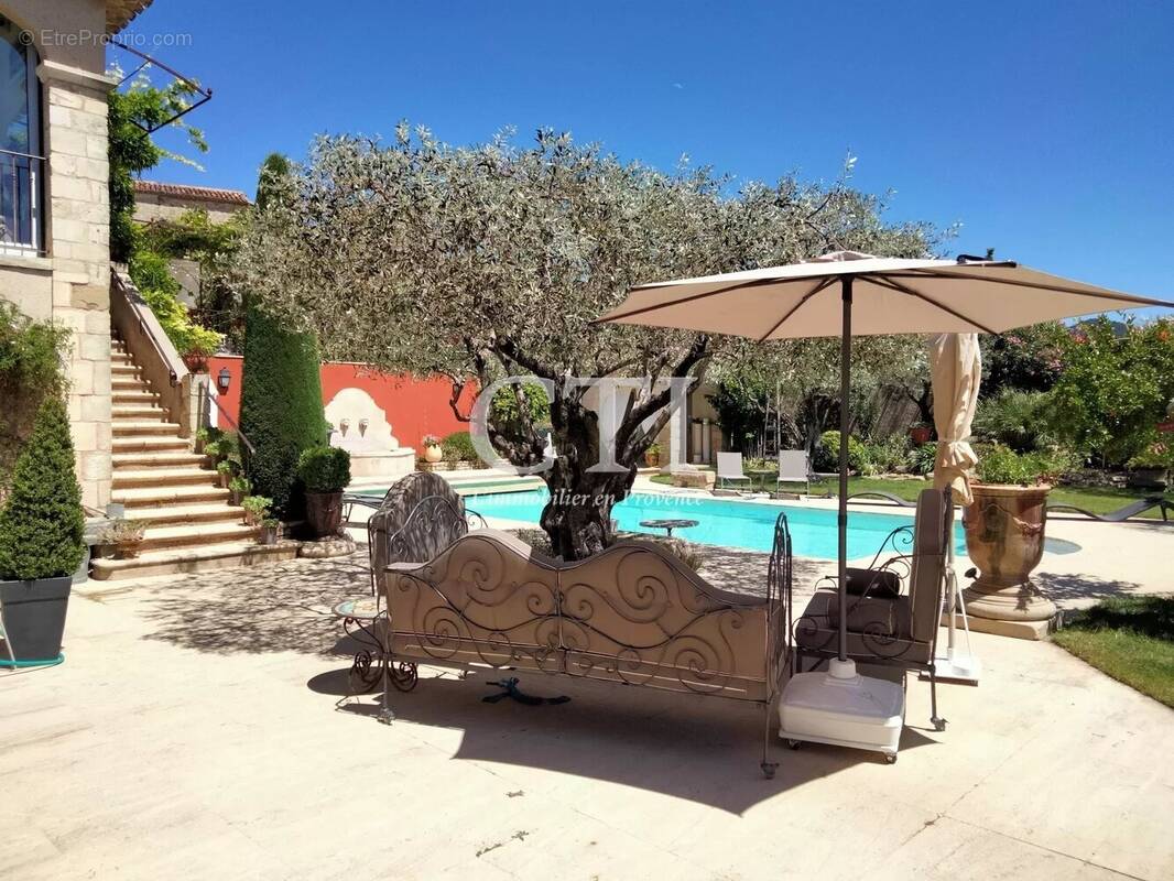 Exceptionnelle maison au charme de l'ancien et au confort contemporain avec jardin, piscine et annexes - photo 12