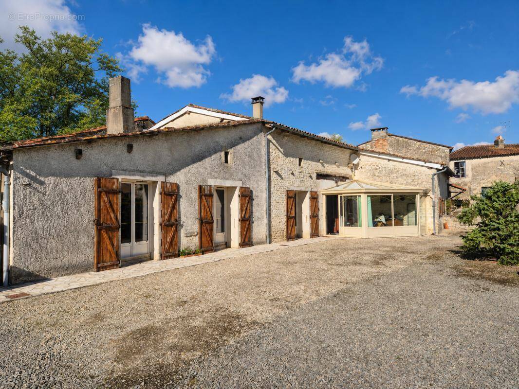 Maison à SAINT-AMANT-DE-BOIXE