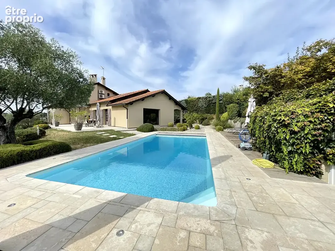 Maison familiale lumineuse de 190m² avec piscine sur 1 500 m² de terrain - photo 3