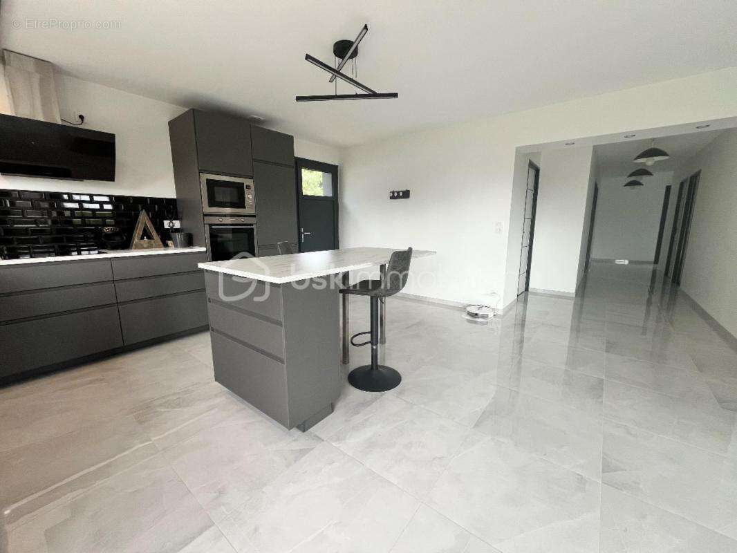 Maison à SAINT-CHRISTOPHE-LA-COUPERIE