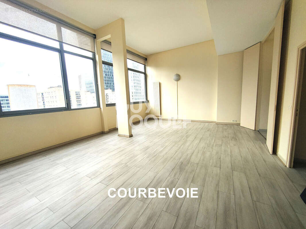 Appartement à COURBEVOIE
