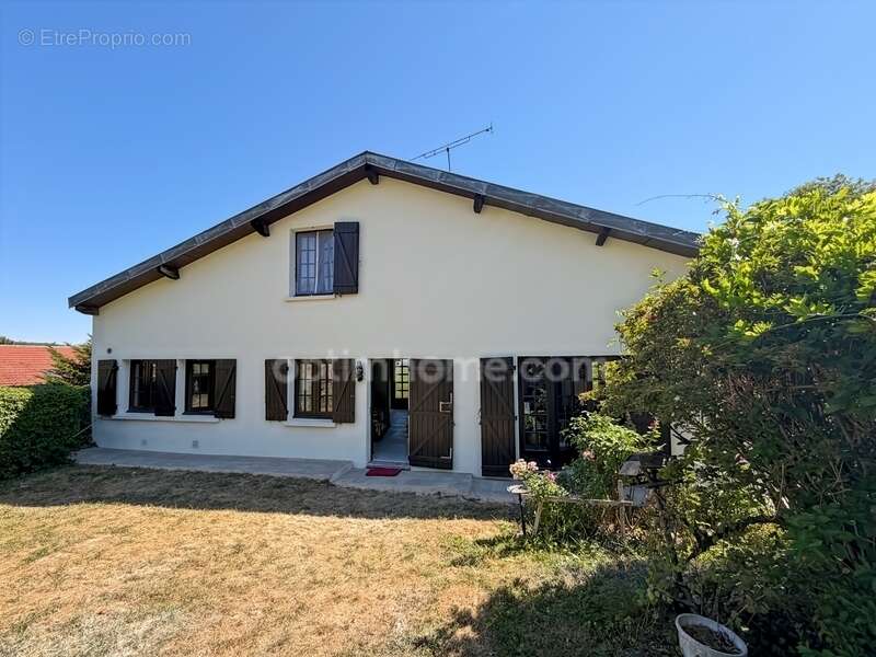 CHAMPIGNEULLES – Maison de caractère avec jardin, au calme et proche de toutes les commodités - photo 16