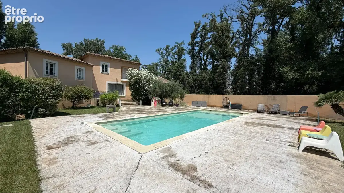 Villa traditionnelle avec piscine sur 2300 m² de jardin clos et arboré. - photo 3