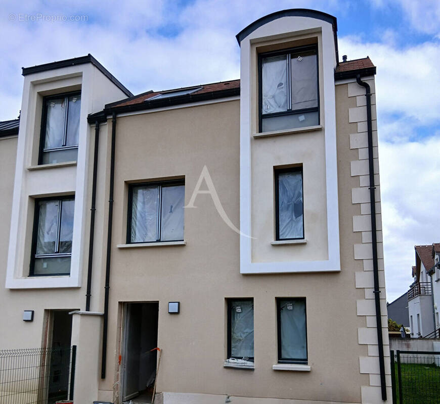 Maison à SAINT-THIBAULT-DES-VIGNES