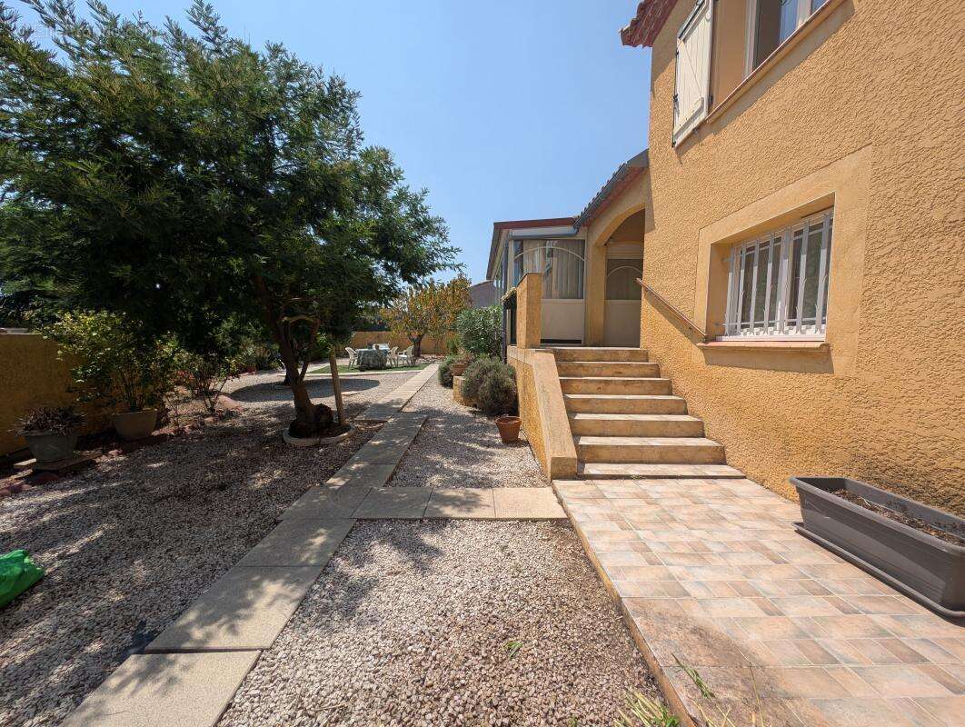 ROUJAN – Villa 4 chambres en parfait état - photo 9
