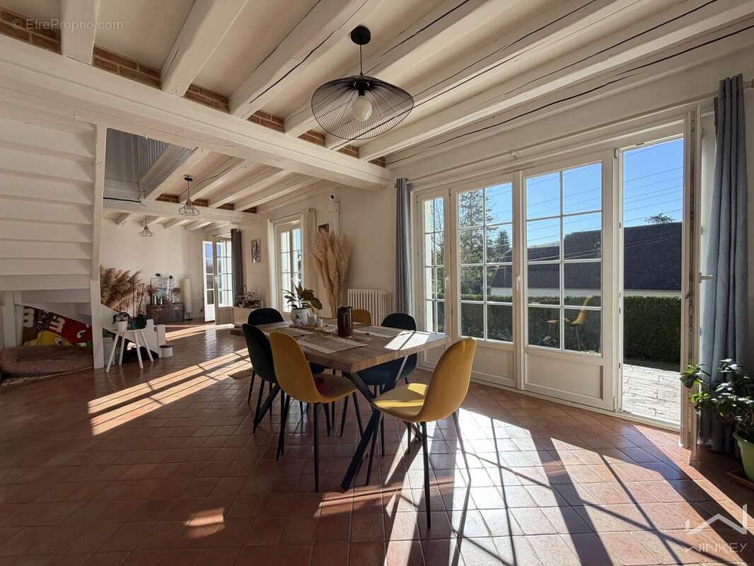 Maison familiale avec 5 chambres, sous-sol total et jardin. - photo 8