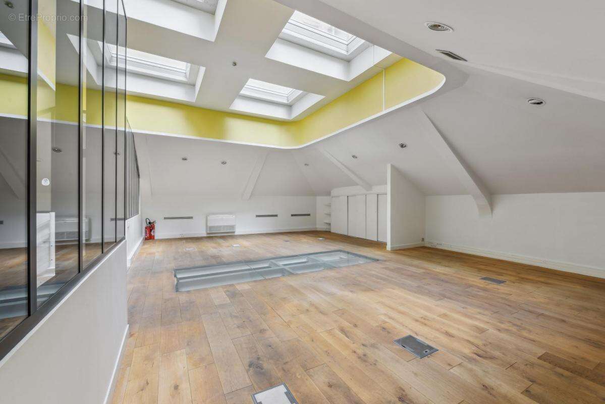 Commerce à PARIS-8E