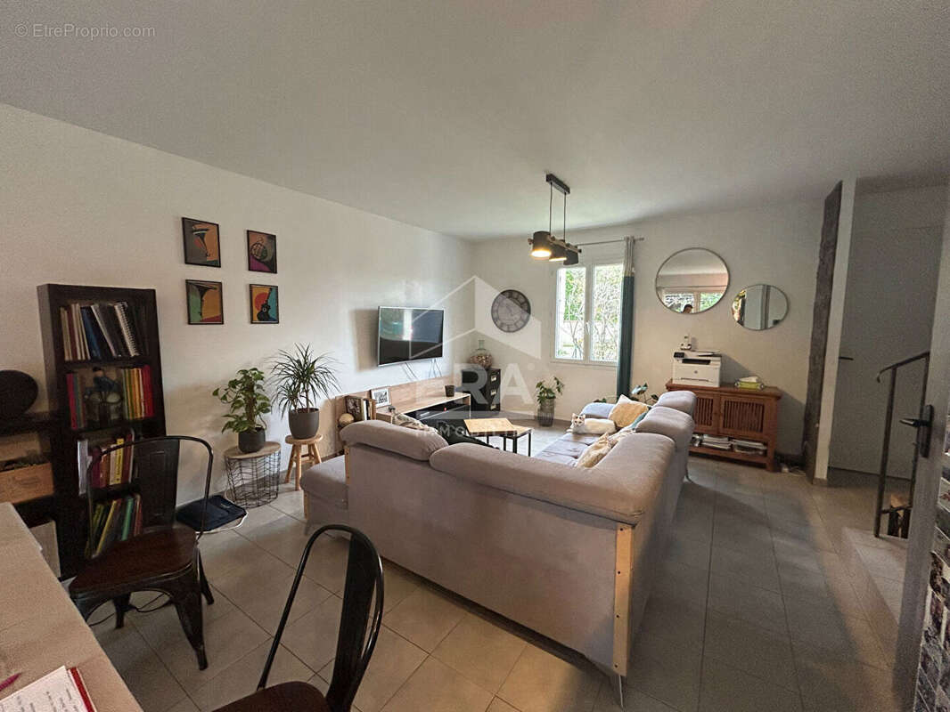 Maison à ENTRAIGUES-SUR-LA-SORGUE