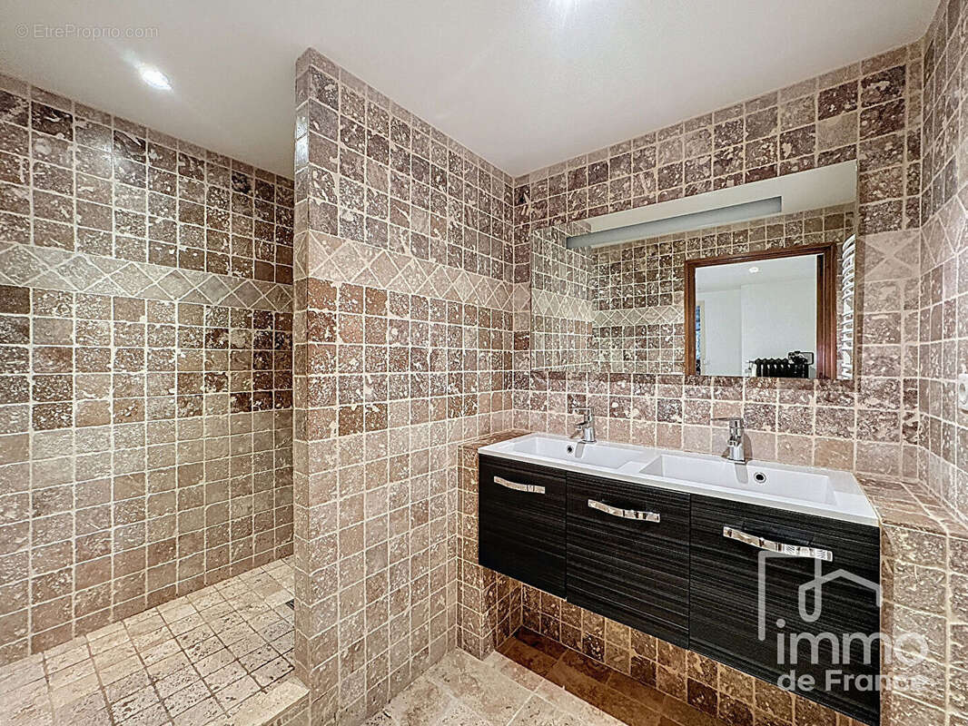 Maison à CHEZERY-FORENS