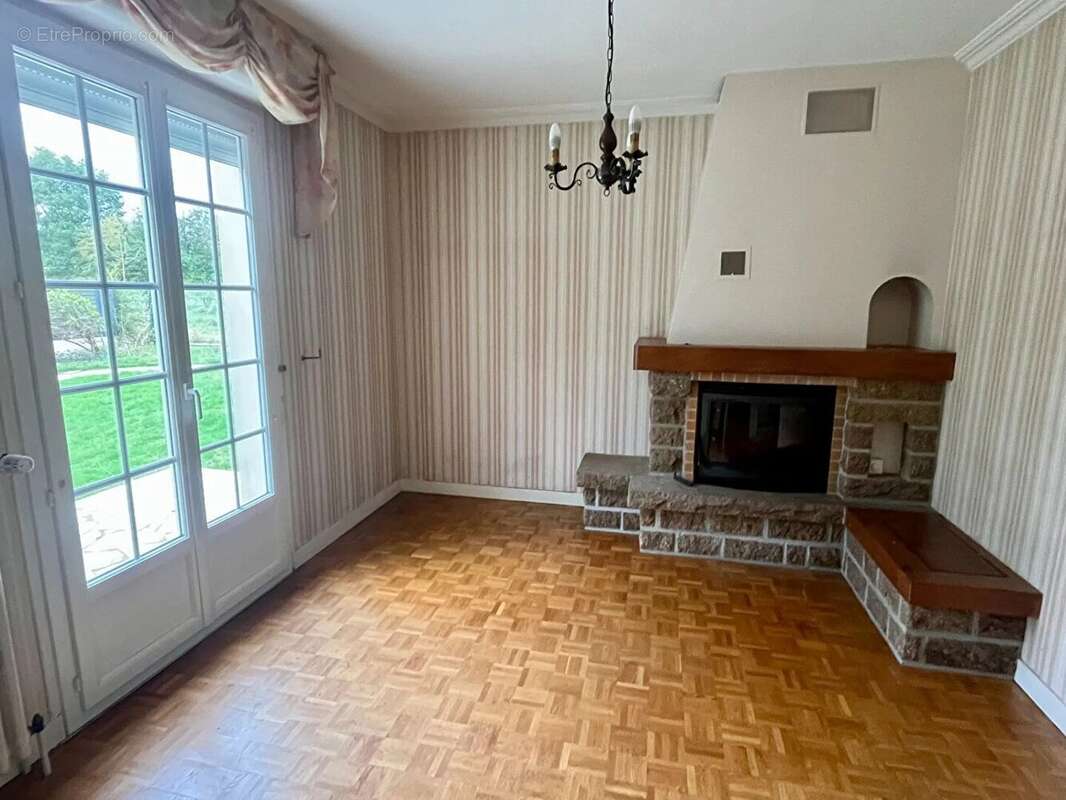 Maison à MONTREUIL-SOUS-PEROUSE