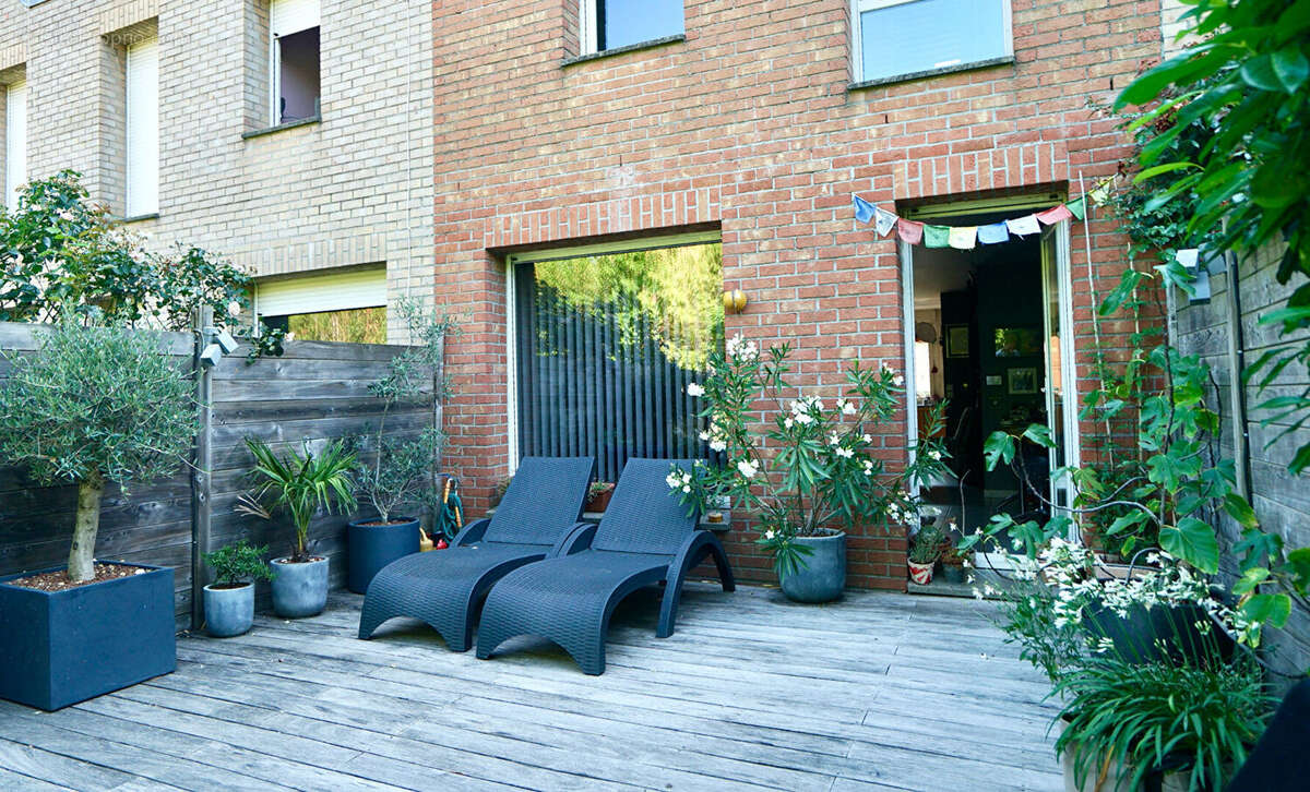 Élégante maison avec terrasse paysagée, garage et stationnements - photo 8