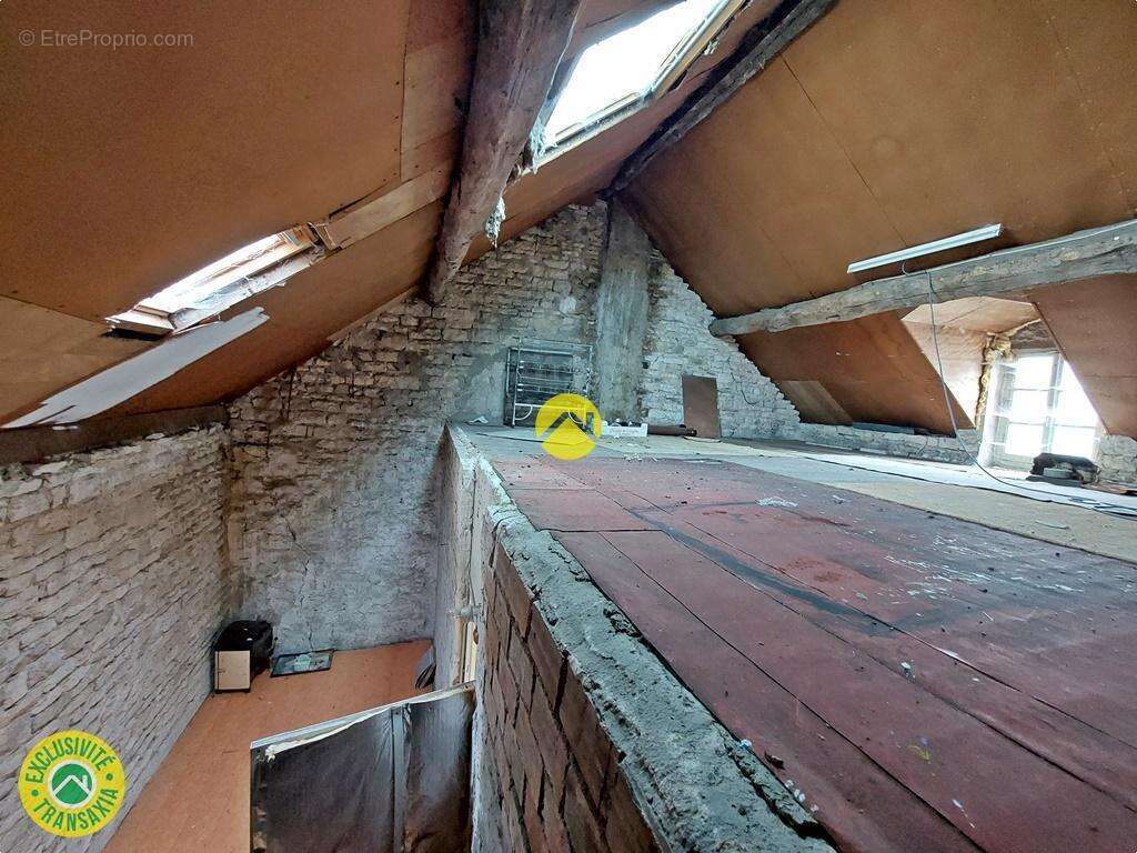 Maison avec dépendance et terrains - photo 17