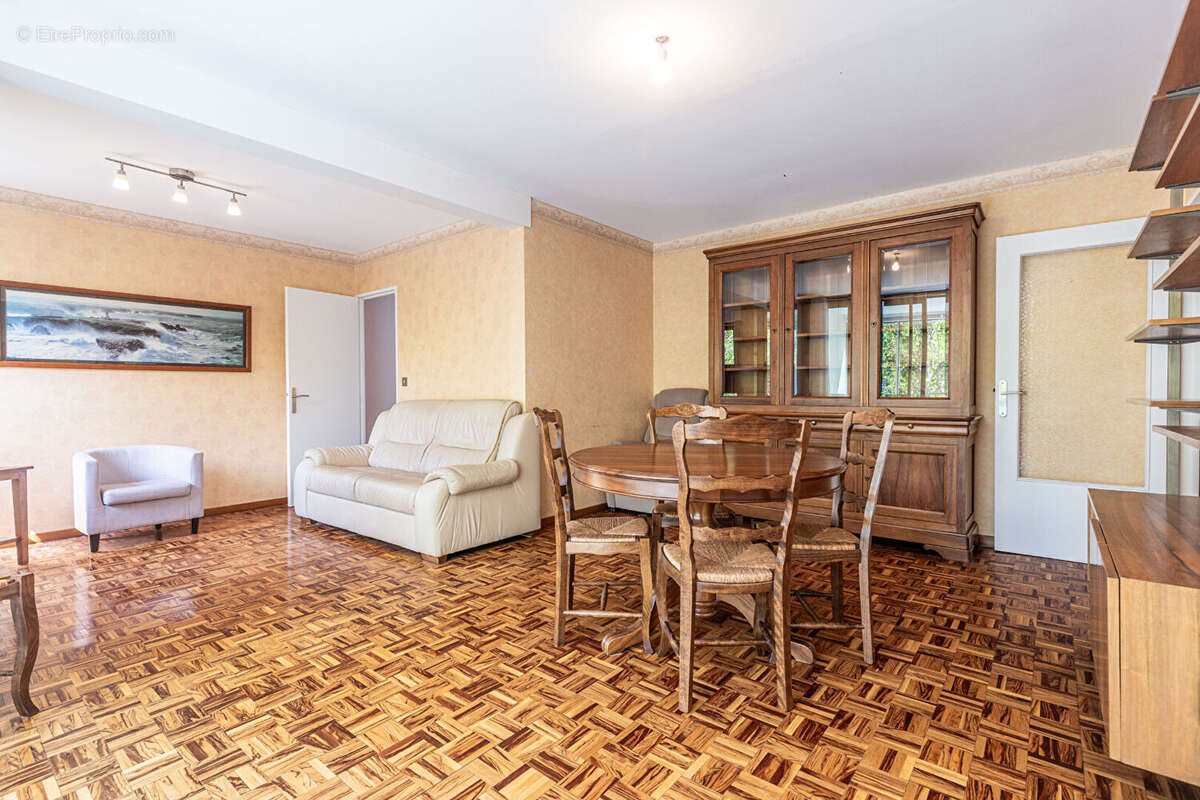 Agence immobiliere laforet - "chêne" - annecy - appartement traversant t5 - veranda - cave - garage double en sus (hsp : 3m10) - - photo 7