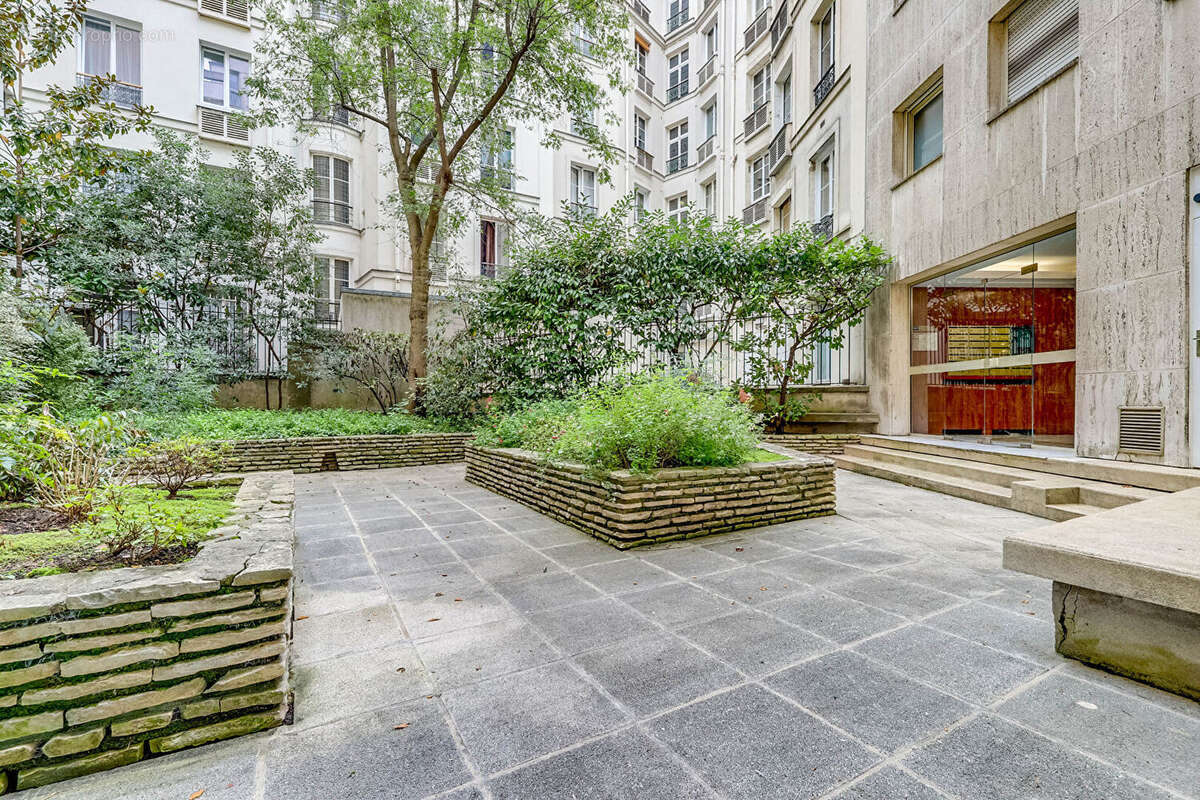 Commerce à PARIS-16E