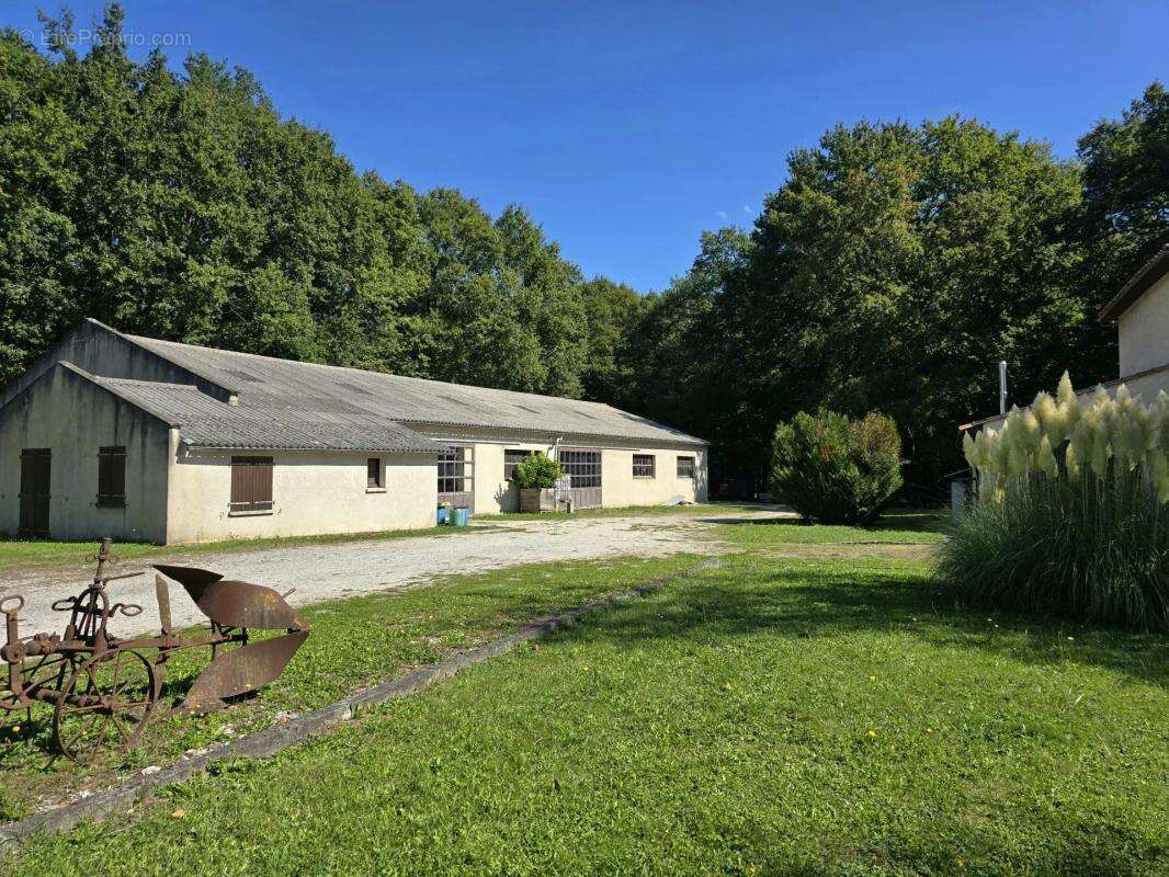 Maison à MONTMOREAU-SAINT-CYBARD