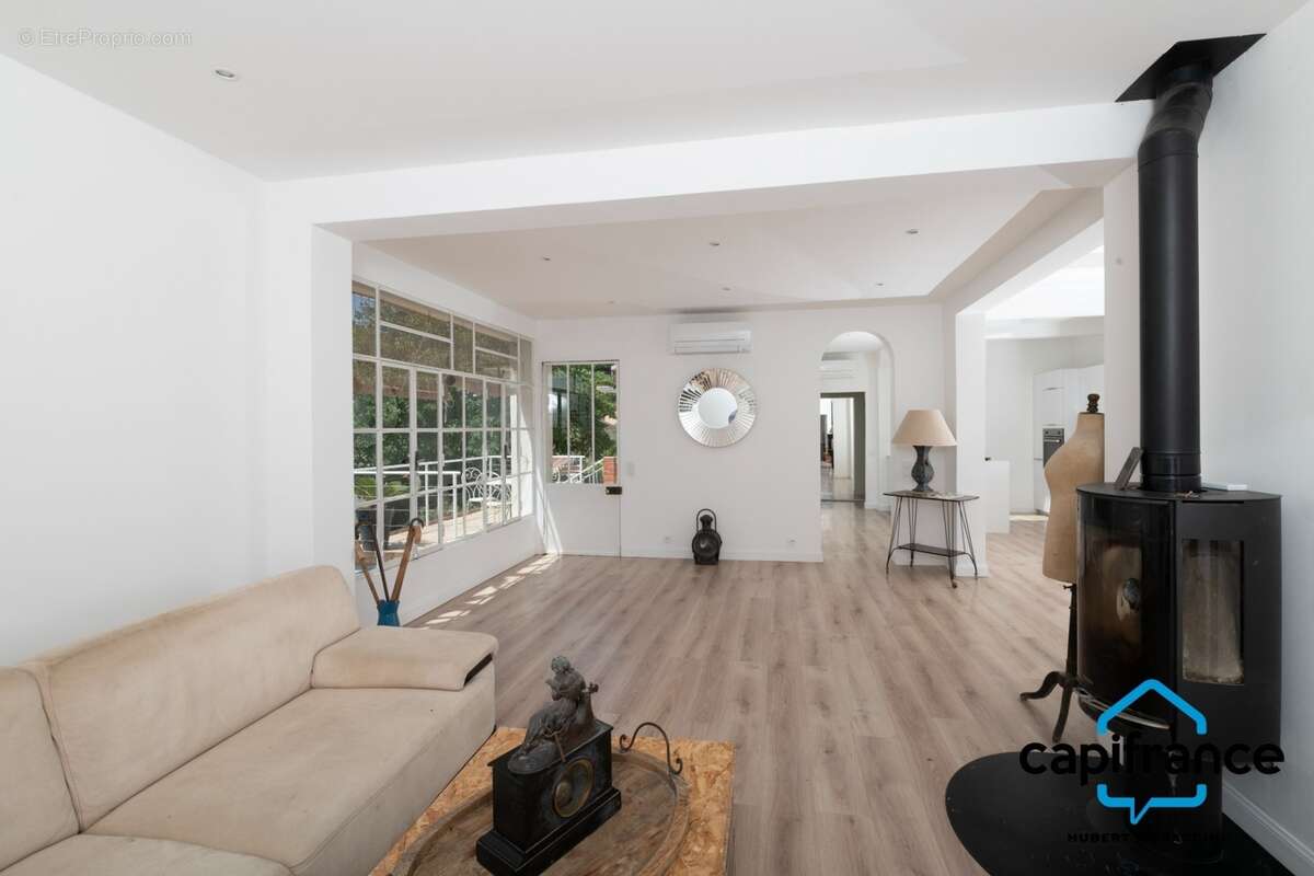83 Ollioules La Courtine, Maison entierement rénovée avec goût, de 123 m2 (avec un studio) sur 386 m2 stationnement facile - photo 2
