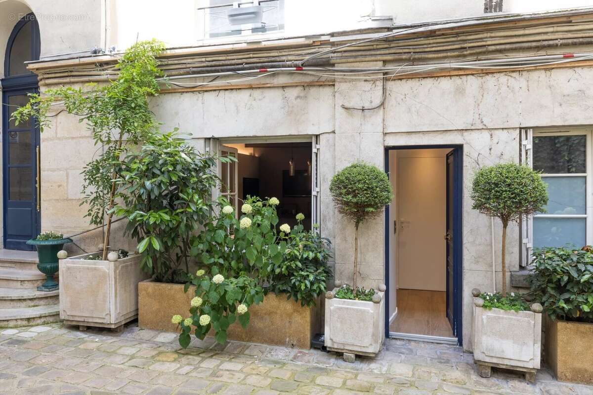 Appartement à PARIS-1E