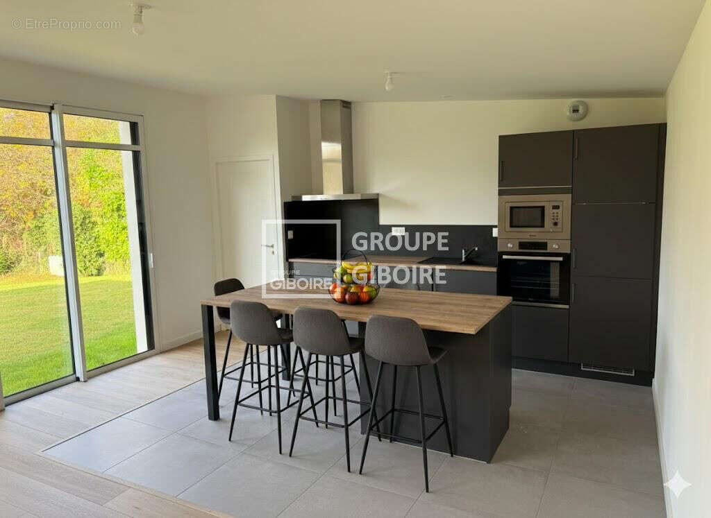 À VENDRE - AGENCE GIBOIRE - sur la commune de La Chapelle Des Fougeretz - Maison neuve d'environ 118 m² et 130m² au sol - photo 2