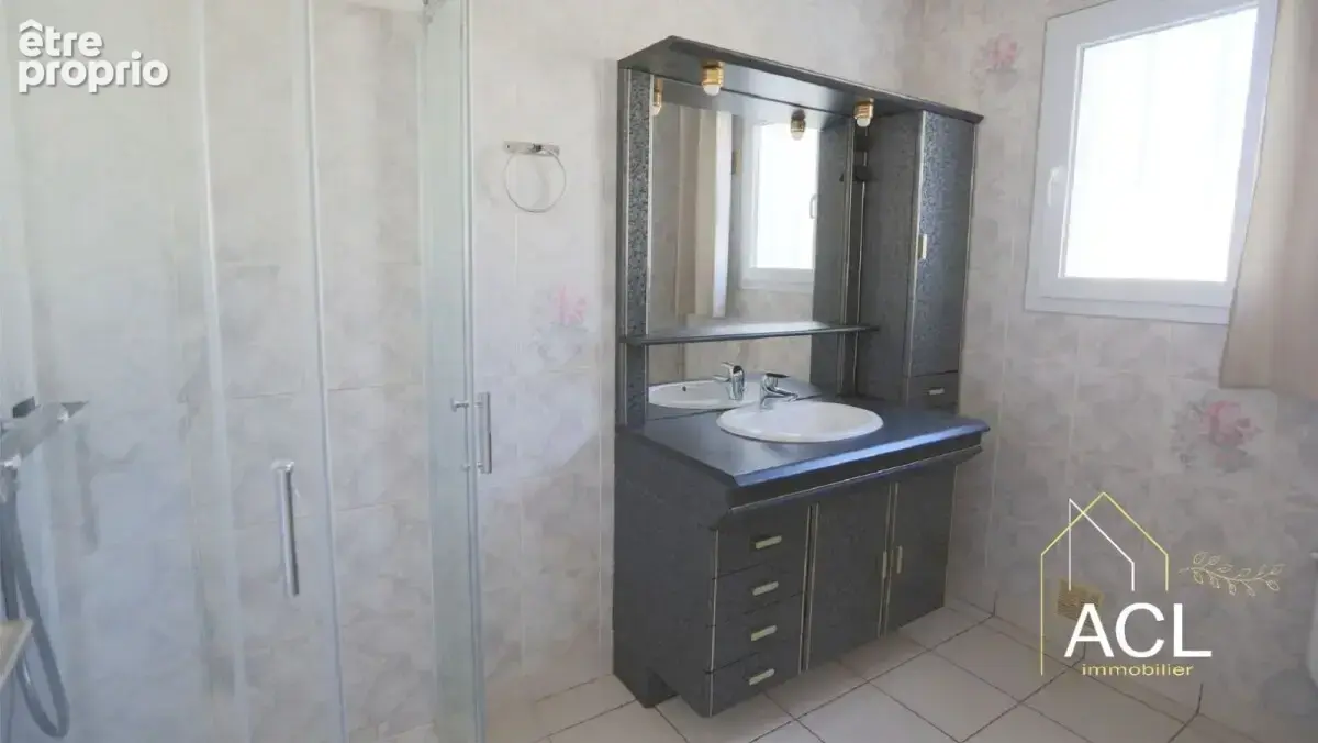 Maison rénovée de 4 chambres avec commerces à pieds - photo 8