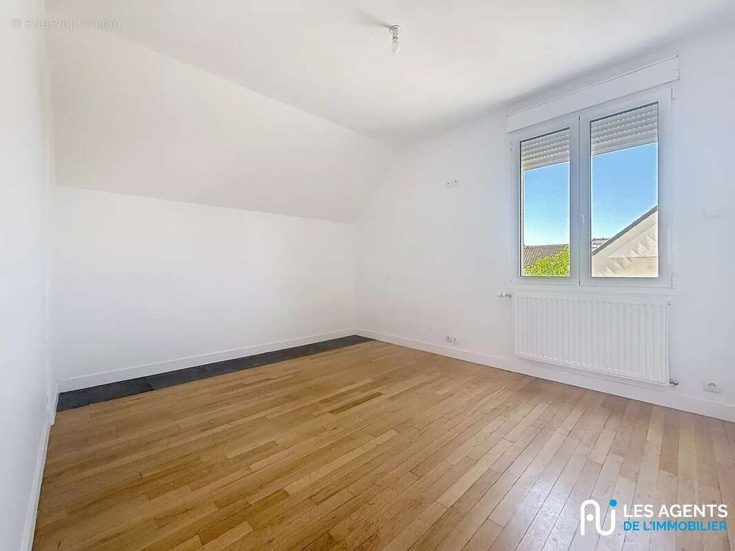 Maison 103 m² à Saint-Jean-De-La-Ruelle  - photo 8