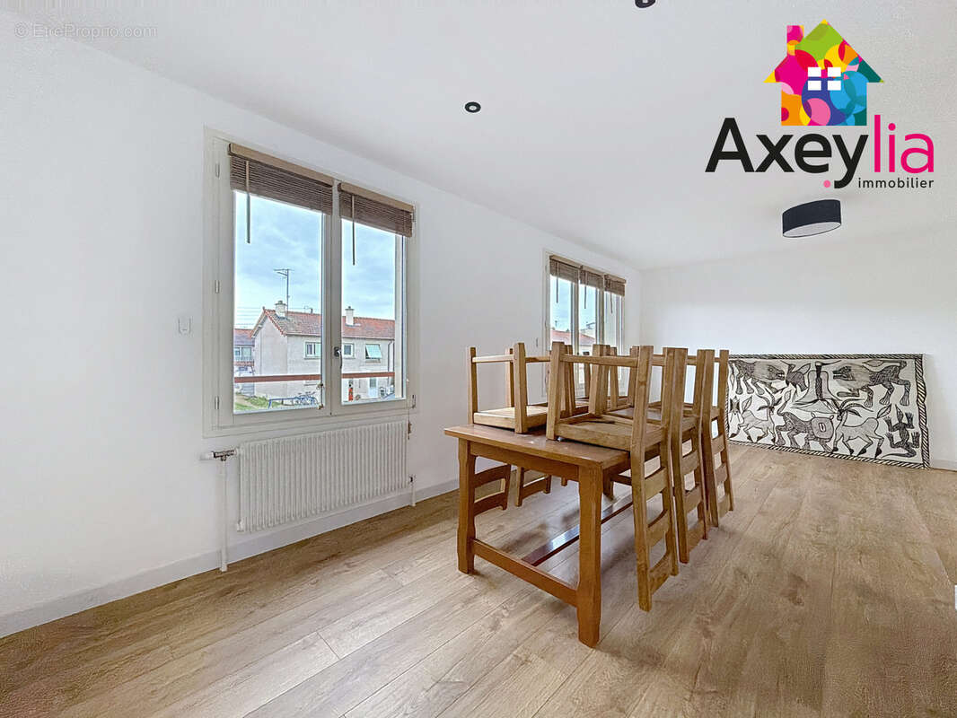 A vendre - mably - maison rénovée avec deux chambres, garage et terrain - photo 4