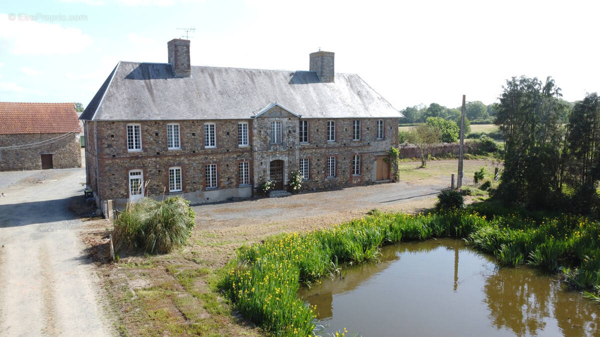 Maison à MONTREUIL-SUR-LOZON