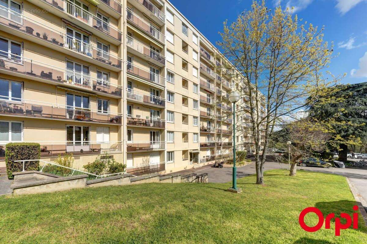Appartement type T3 de 68 m2 avec balcon proche du métro Cuire et de la Croix Rousse - photo 10