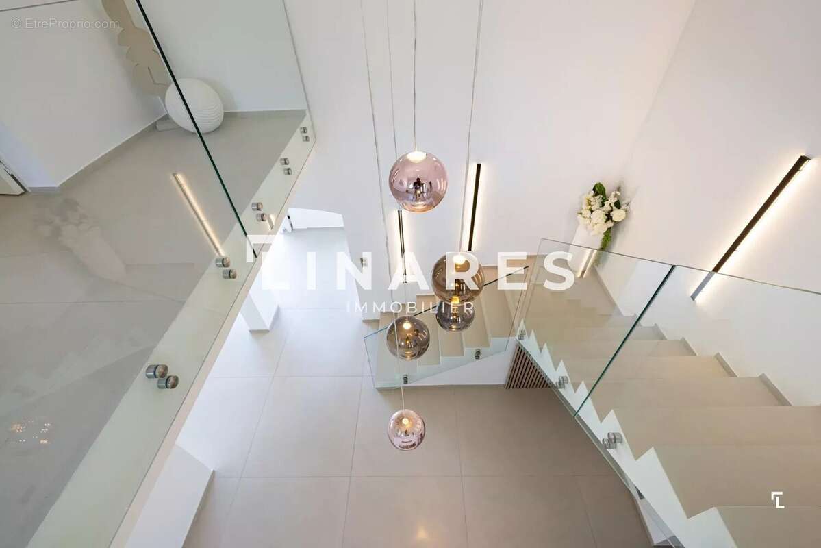 L'ICONIQUE - Villa T6 de 343m² - Dépendance - Piscine - Court de tennis - Terrain de 8000m² - 13420 GEMENOS - photo 12