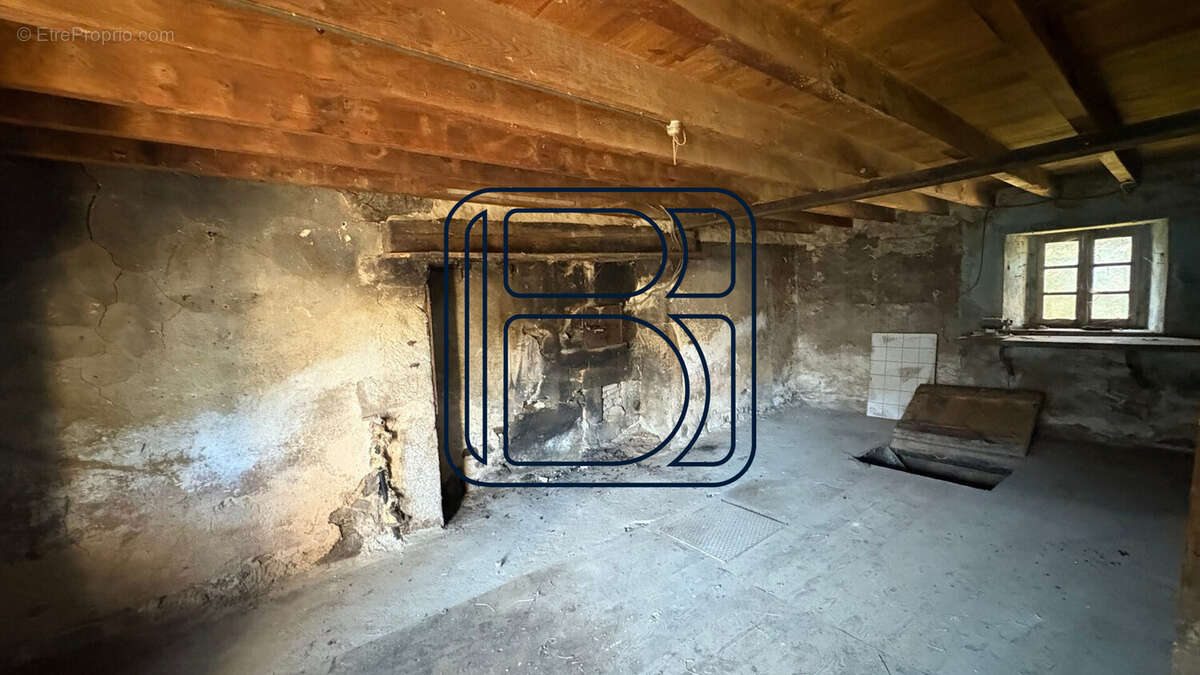 Maison à SAINT-AMANT-ROCHE-SAVINE