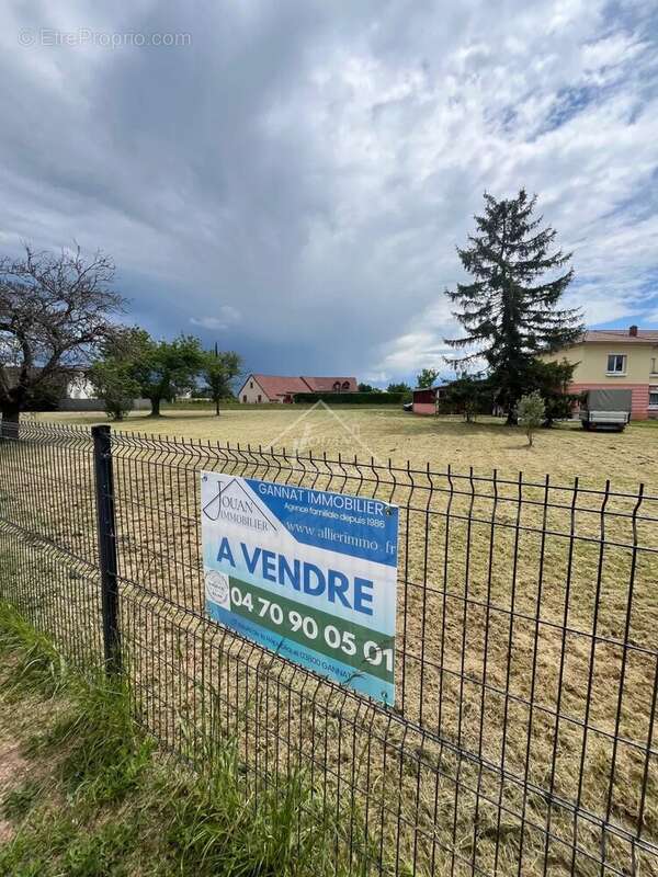 Terrain à VENDAT