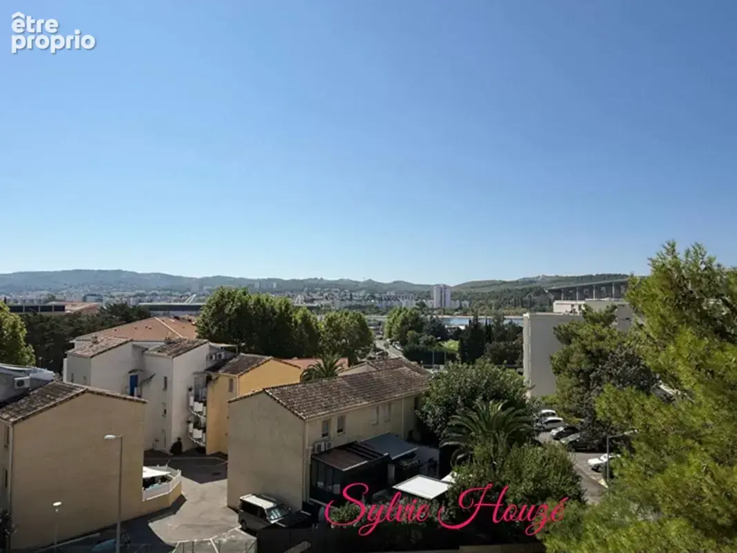 Très beau T2 avec ascenseur, balcon et vue sur le canal - photo 5