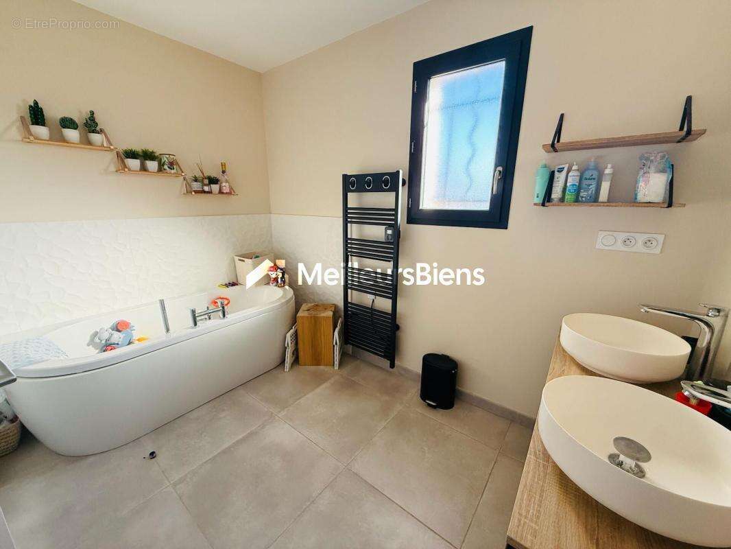 Maison à PEZILLA-LA-RIVIERE