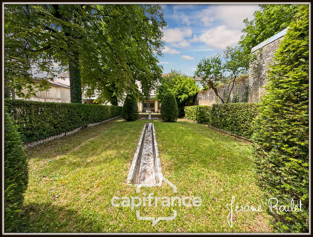 Hyper centre Neuville-de-Poitou – Maison de caractère 305 m² – Jardin, garages et fort potentiel - photo 26