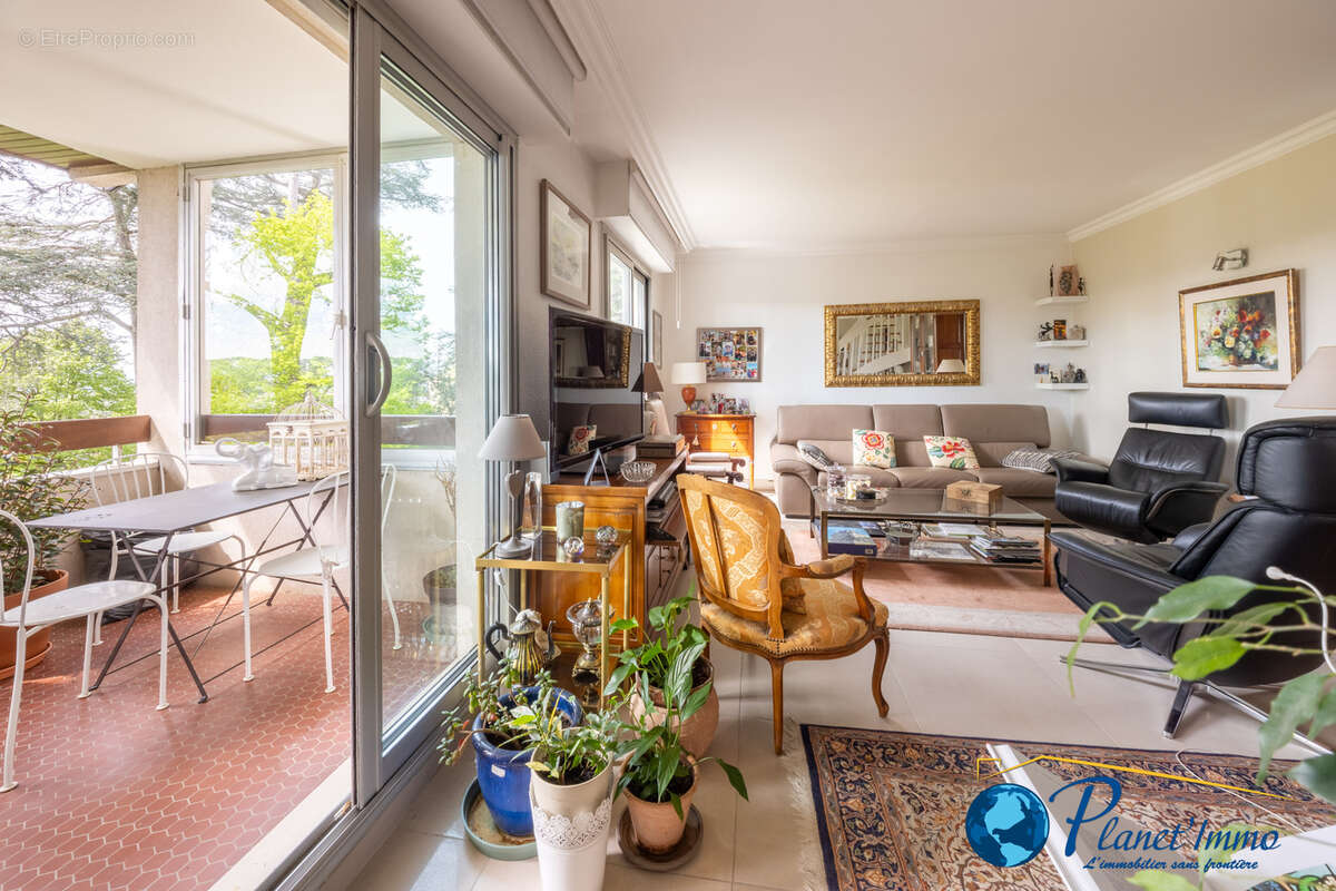 Appartement à SAINT-PRIEST-EN-JAREZ