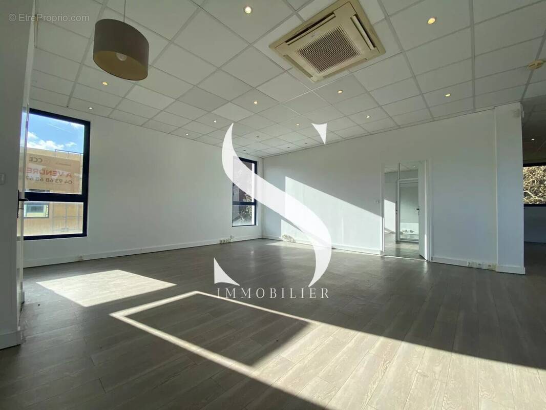 Commerce à VALLAURIS