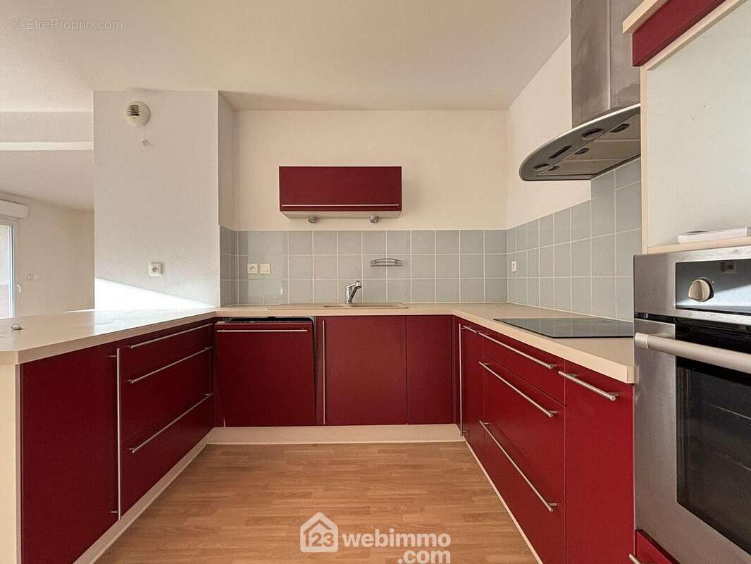 Et cuisine aménagée et équipée (plaque induction, hotte, four et lave-vaisselle), - Appartement à CHASSENEUIL-DU-POITOU