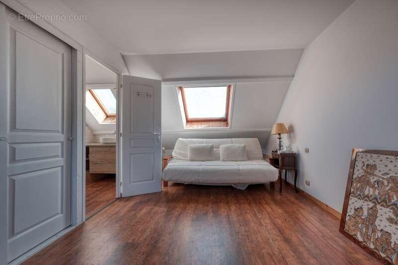 Maison à LA QUEUE-LES-YVELINES