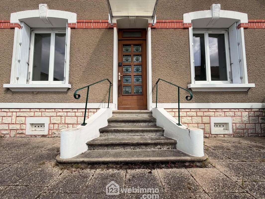 Le perron donne accès au rez-de-chaussée surélevé. - Maison à CHATELLERAULT